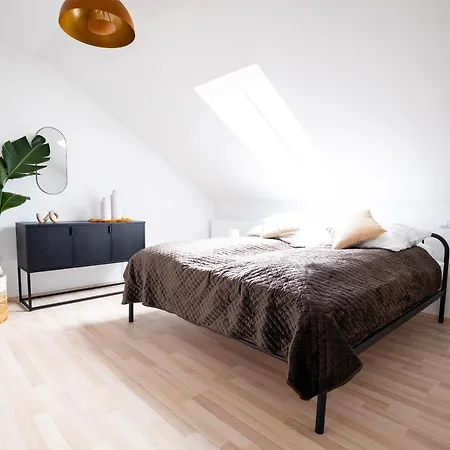 Design-ferienwohnung In Am Nuerburgring: Platz Fuer 6, Kueche, Wifi, Netflix Lägenhet Kelberg