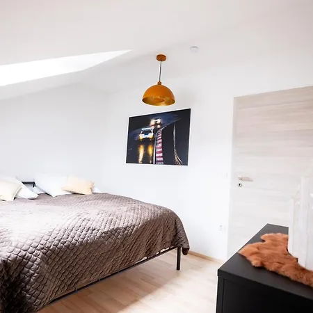 Design-ferienwohnung In Am Nuerburgring: Platz Fuer 6, Kueche, Wifi, Netflix Lägenhet Kelberg