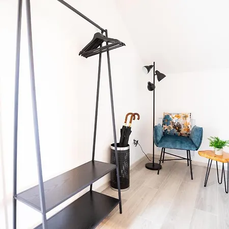 Design-ferienwohnung In Am Nuerburgring: Platz Fuer 6, Kueche, Wifi, Netflix Kelberg