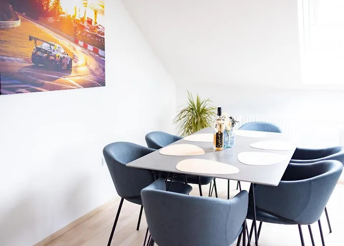 Design-ferienwohnung In Am Nuerburgring: Platz Fuer 6, Kueche, Wifi, Netflix Lägenhet